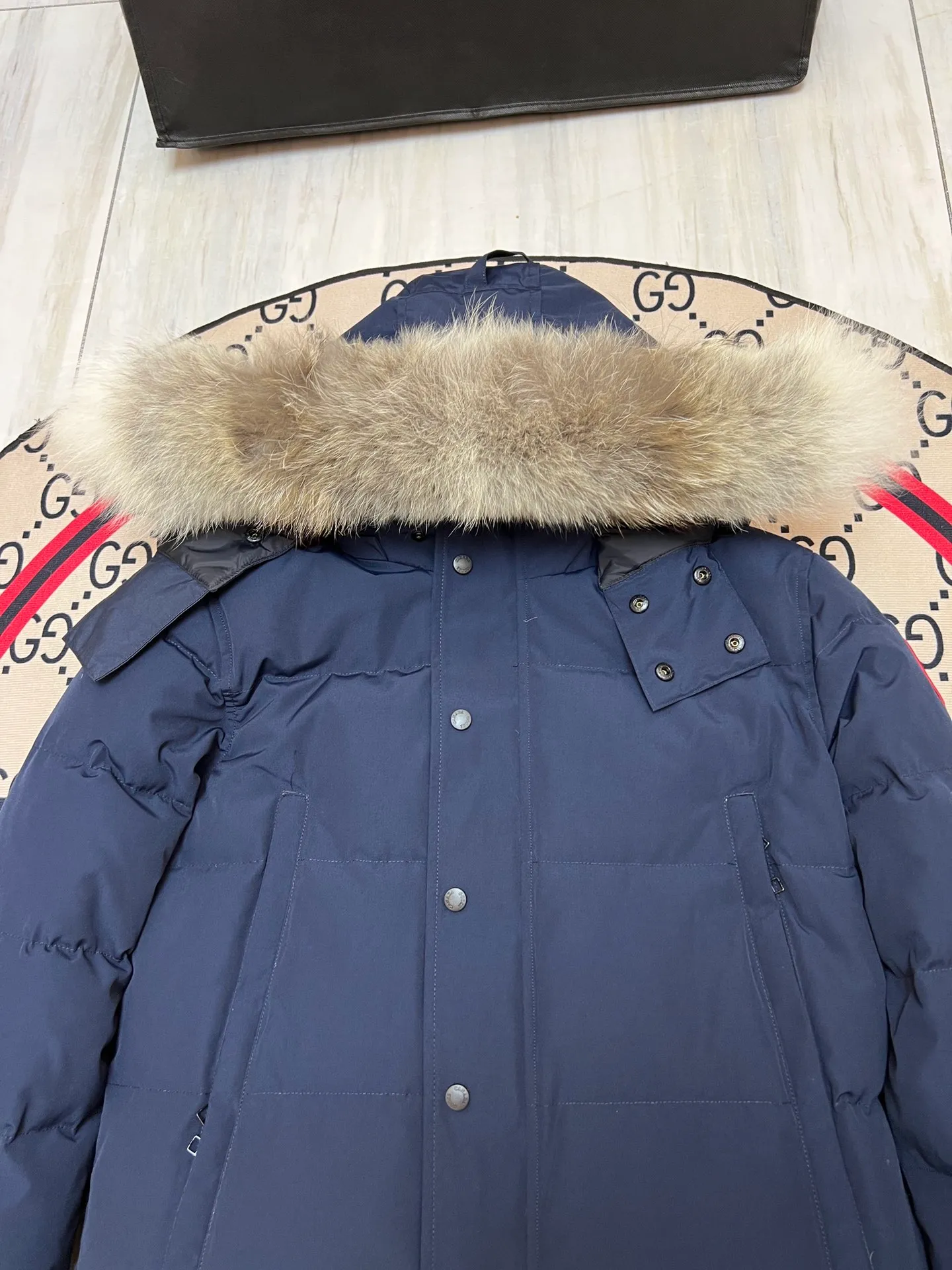 P800 Canada Goose Wyndham Parka has 29 styles for men and women. The hood and fur collar are detachable. My personal favorite is simple and elegant. It is clean and tidy. All Arctic and Antarctic scientific expedition teams choose Canada Goose as their cold wear. It is the Rolls-Royce of down jackets. ➖ Industry-leading anti-counterfeiting chip sensing. ➖ Imported Behringer embroidery machines and customized embroidery labels, the highest level and industry leading. ➖ Imported Korean 21-count polyester-cotton blended original fabric, TC85 waterproof coated fabric, water-repellent, windproof and wear-resistant. ➖ The new national standard 80 white duck down is filled with an average of 520 grams of down. The amount of down filled is industry-leading. ➖ 100% nylon lining with double double-layer sealing design to prevent velvet running, and seamless thread design on the cuffs! ➖ Western Canadian Green Wolf Collar. ➖ Yoshida YKK provides original factory-customized electroplated sliders. YKK two-way lockable zippers are tight and smooth and do not peel off paint. ➖ 3M composite Velcro is durable and the accessories and hardware are all custom-made. Note: Our copywriting is only simple and clear. Instead of bragging about the copywriting, it is better to compare and understand with samples. Only for the purest goose, the most dedicated, the most professional, the highest quality, the highest cost performance! SIZE:S-XXL [With size chart]